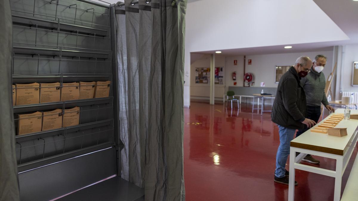 Preparativos en una colegio electoral.