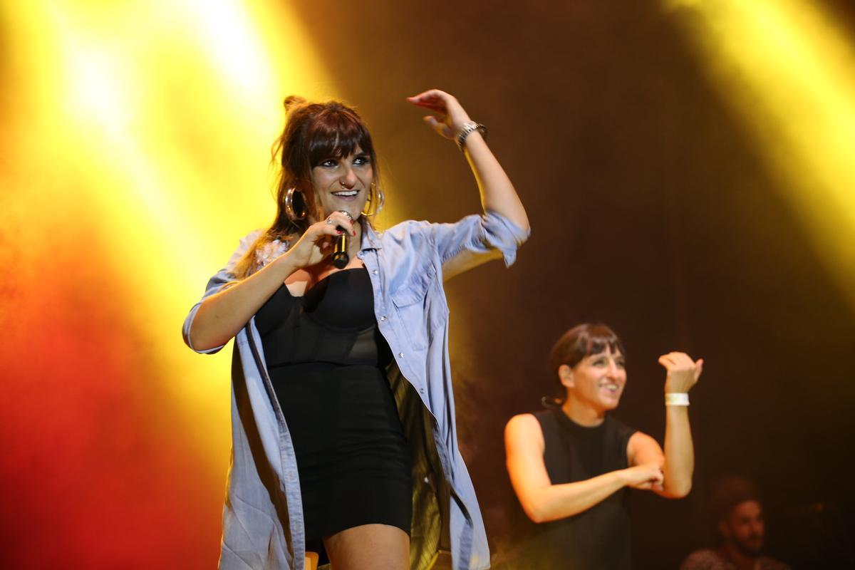 Rozalén siempre está acompañada en cada una de sus actuaciones por una intérprete del lenguaje de signos.