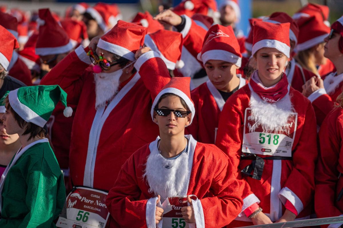 Cientos de Santa Claus corren por Barcelona en la primera Cursa del Pare Noel