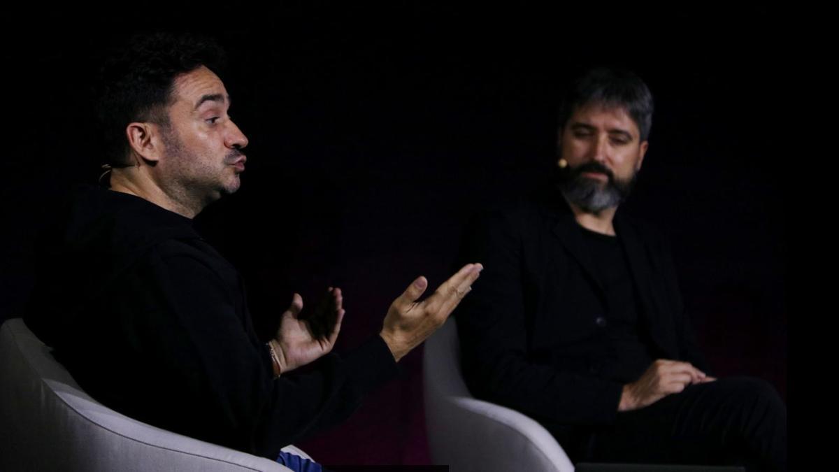 J.A Bayona gesticula durant la seva conversa amb Laurent Garnier al Sónar CCCB