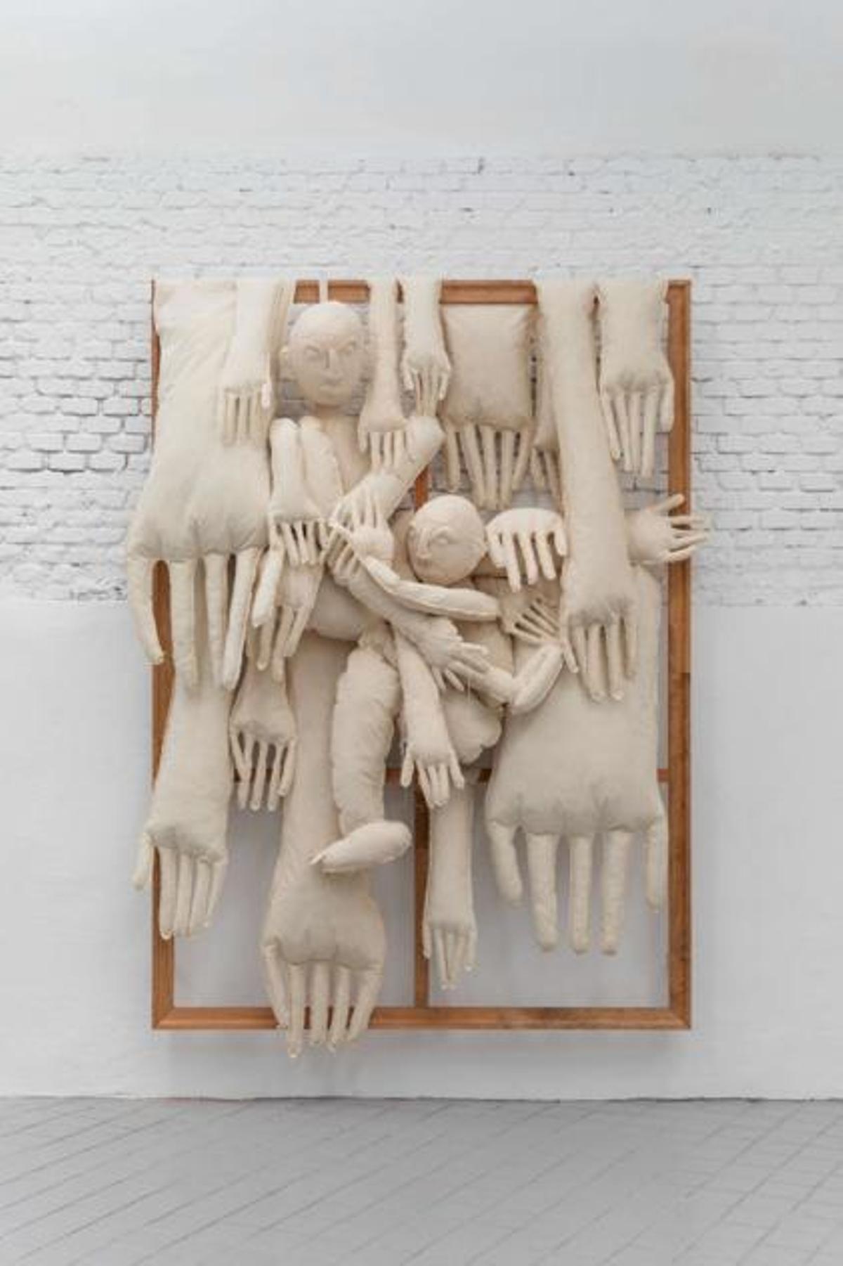 Ela Fidalgo. Cuerpos en el tiempo, almas sin nombre, 2025. Tejido cosido a mano, guata y bordado. 300 x 220 cm.
