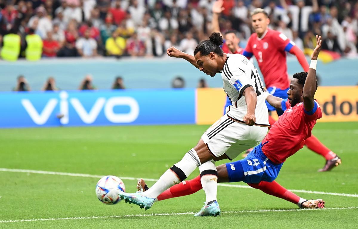 Al Khor (Qatar), 01/12/2022.- Serge Gnabry (L) of Germany in action against Keysher Fuller of Costa Rica during the FIFA World Cup 2022 group E soccer match between Costa Rica and Germany at Al Bayt Stadium in Al Khor, Qatar, 01 December 2022. (Mundial de Fútbol, Alemania, Catar) EFE/EPA/Georgi Licovski