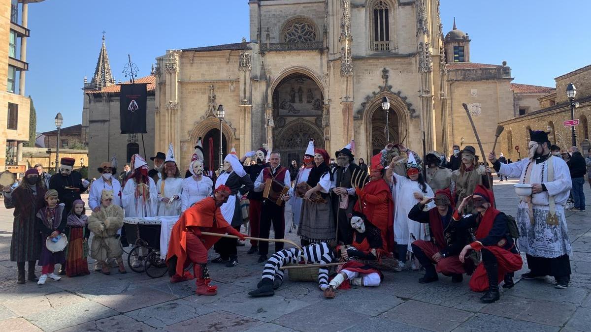 Los Mazcaritos d'Uviéu en la plaza de la catedral