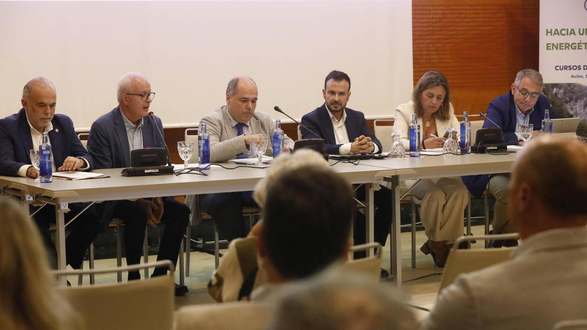 José Manuel Ferreira, Ramiro Lomba, Juan Álvarez Valdés, Jesús Daniel Sánchez, María Calvo y Alberto Martínez Lacambra, ayer, en La Granda.