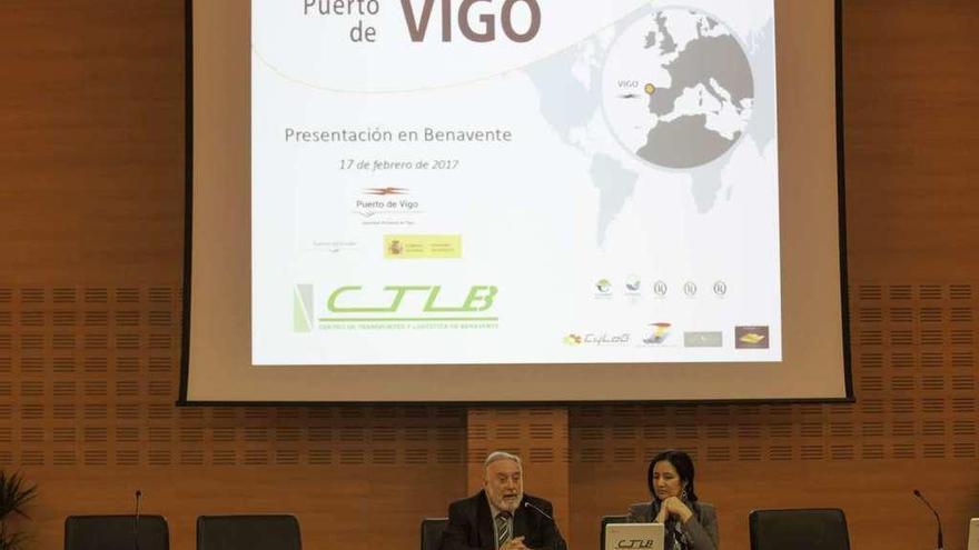 El director del puerto de Vigo, Enrique César López Veiga (izquierda), durante la presentación .