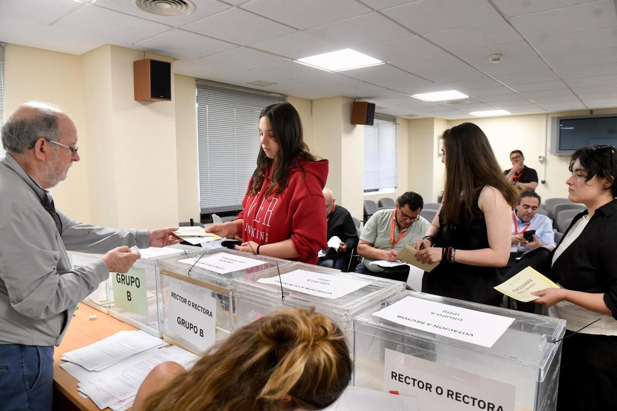 Alumnos votando durante las elecciones de la UMU