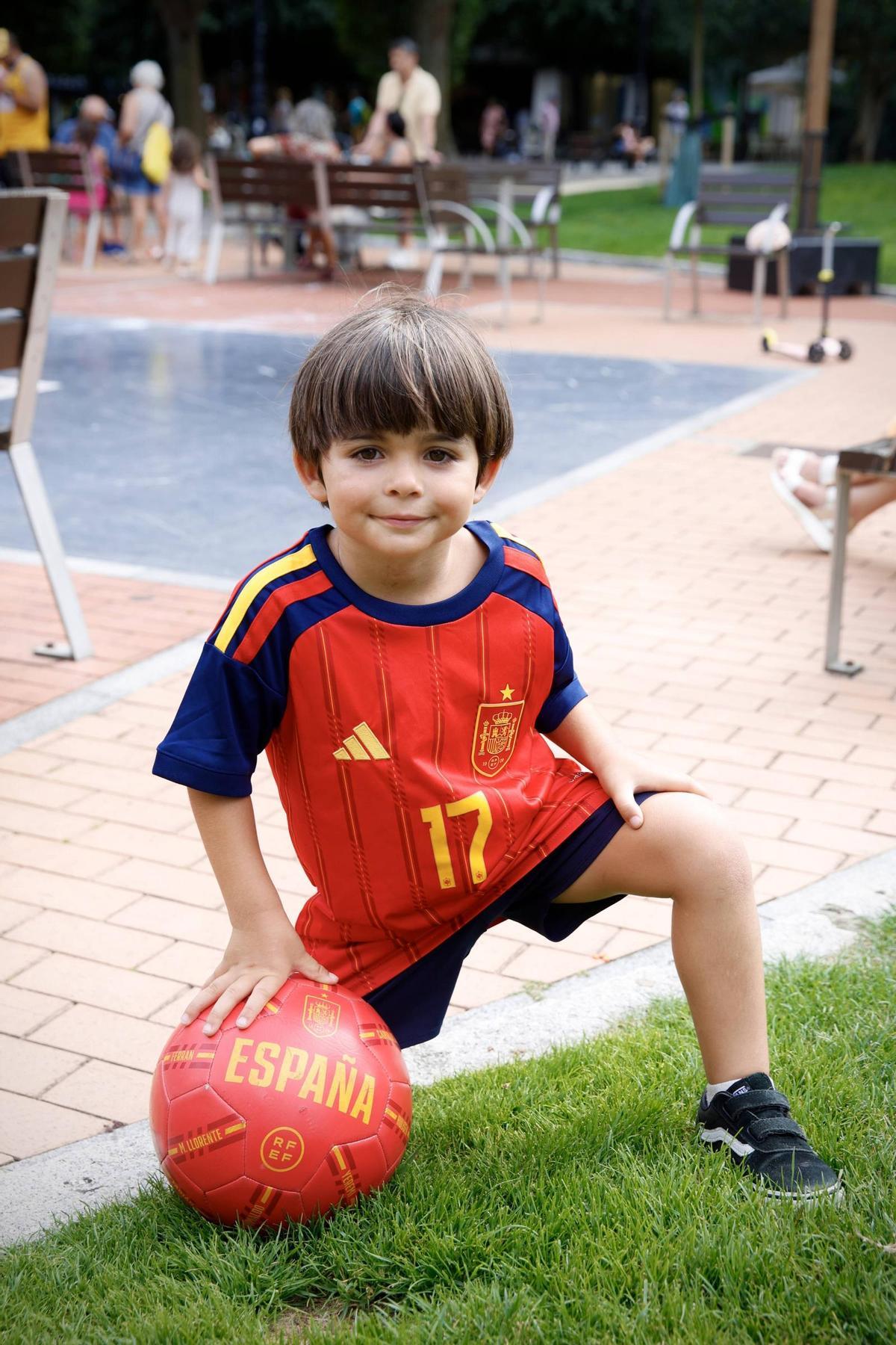 Martín Ramos, con la equipación completa y balón en mano.