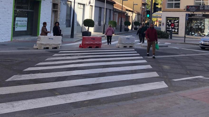 Pintan un paso de peatones en San Vicente que desemboca en una calle con tráfico