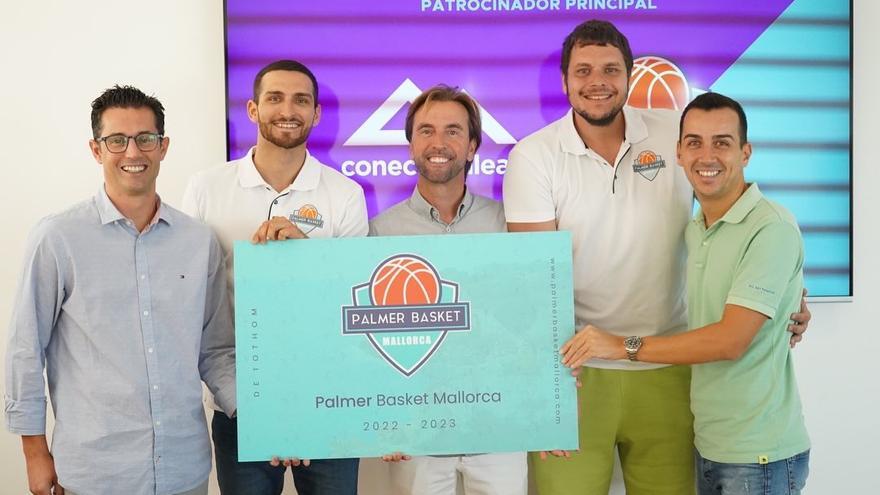 Durán, Olivier, Palmer, Vicens y Riera posan en la sede de ConectaBalear en Manacor.