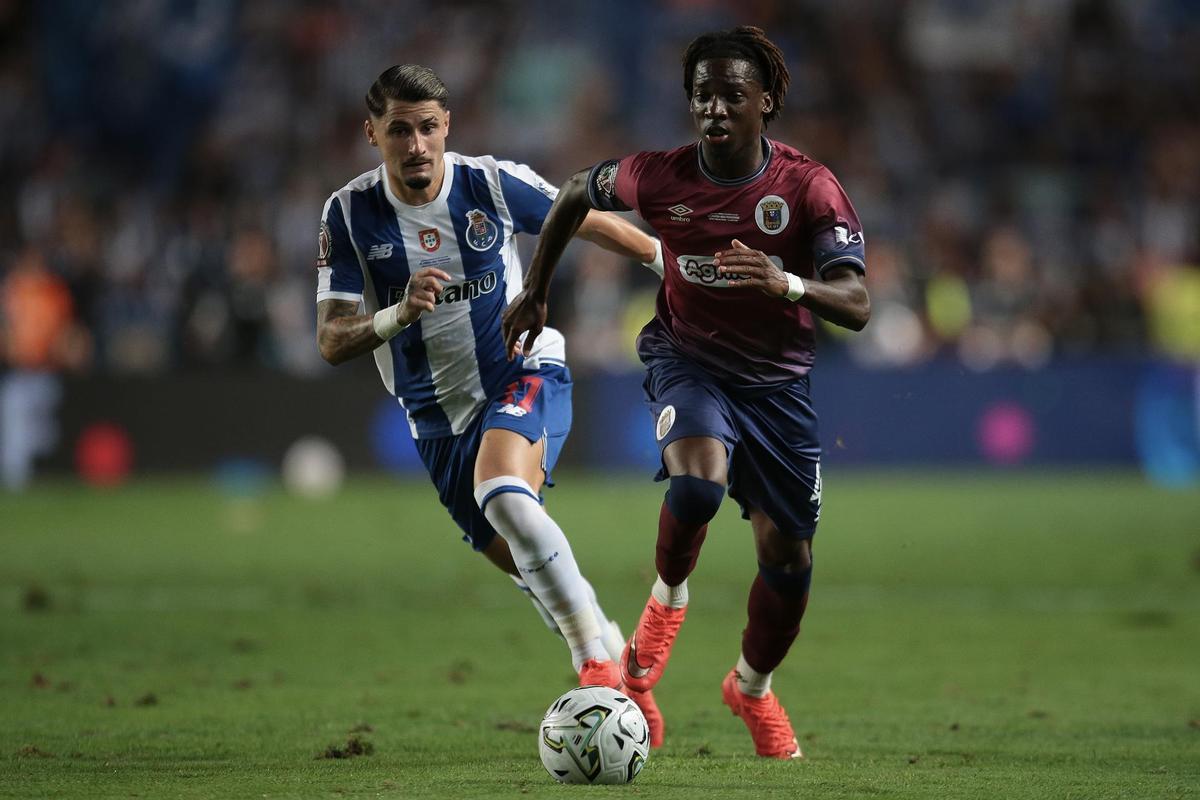 Borja Sainz trabaja en tareas defensivas durante la Supertaça