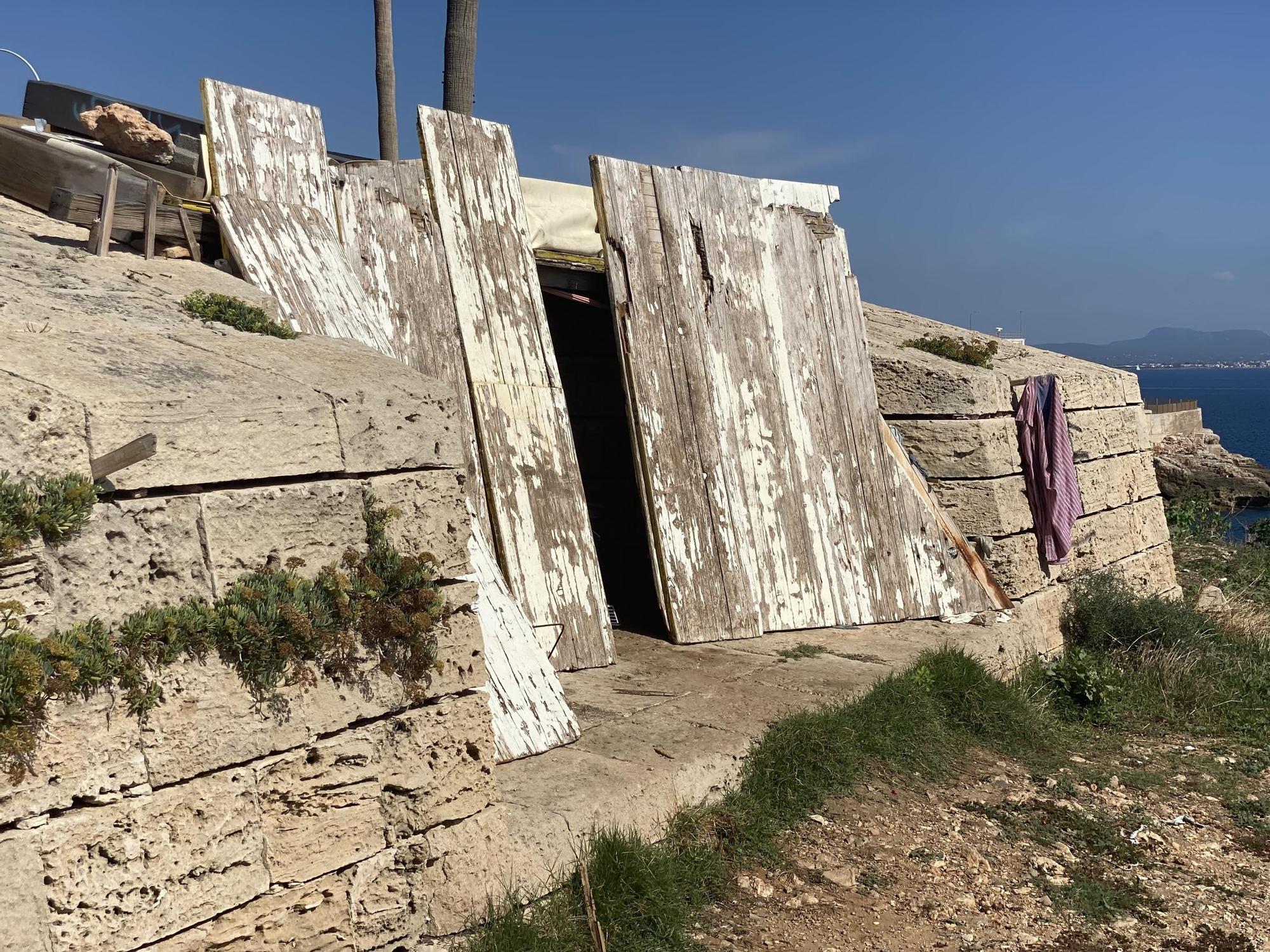 FOTOS: Estos son los restos del beach club Lolita sobre el fortín de San Carlos de Palma que la Autoridad Portuaria retirará