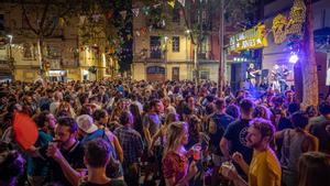 Ambiente en un concierto de las fiestas de Gràcia 2022