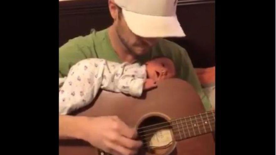 Un bebé duerme sobre la guitarra de su padre: el vídeo que divide a las redes sociales