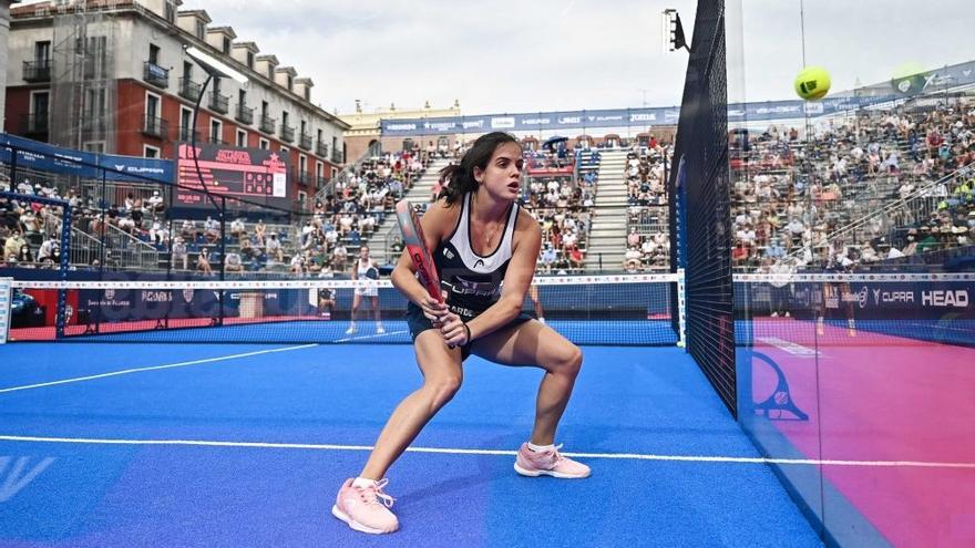 Paula Josemaría se dispone a devolver la bola al otro lado de la pista.