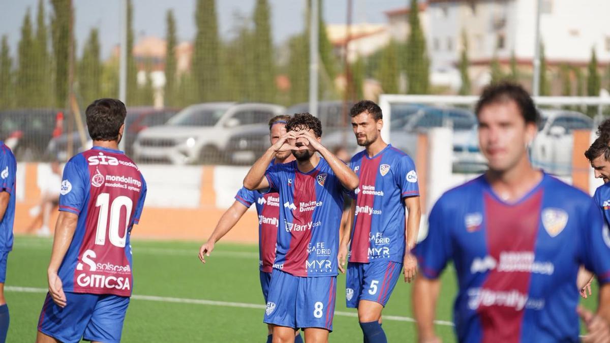 Cristián, en la imagen en la celebración de un gol, regresa al equipo tras el partido de sanción.