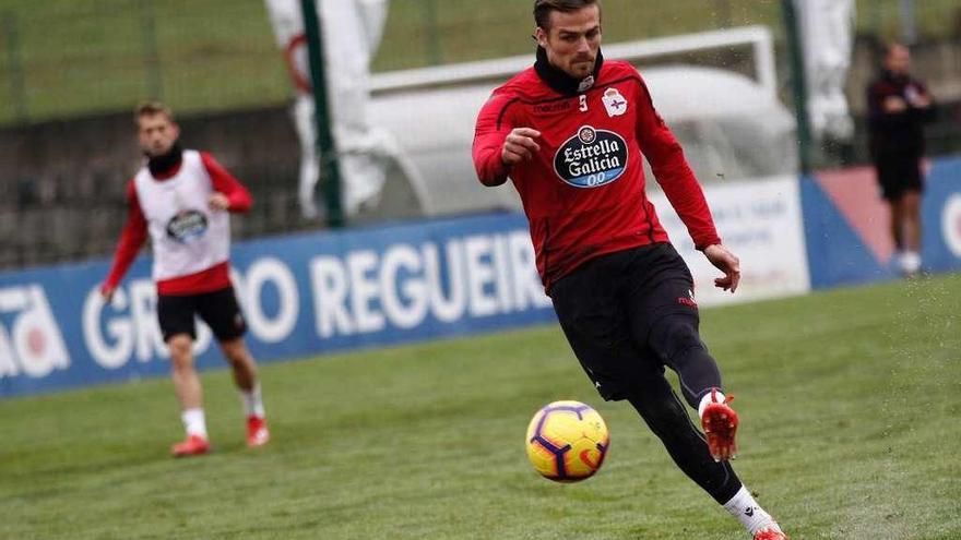 Christian Santos dispara a portería durante el entrenamiento de ayer en Abegondo.