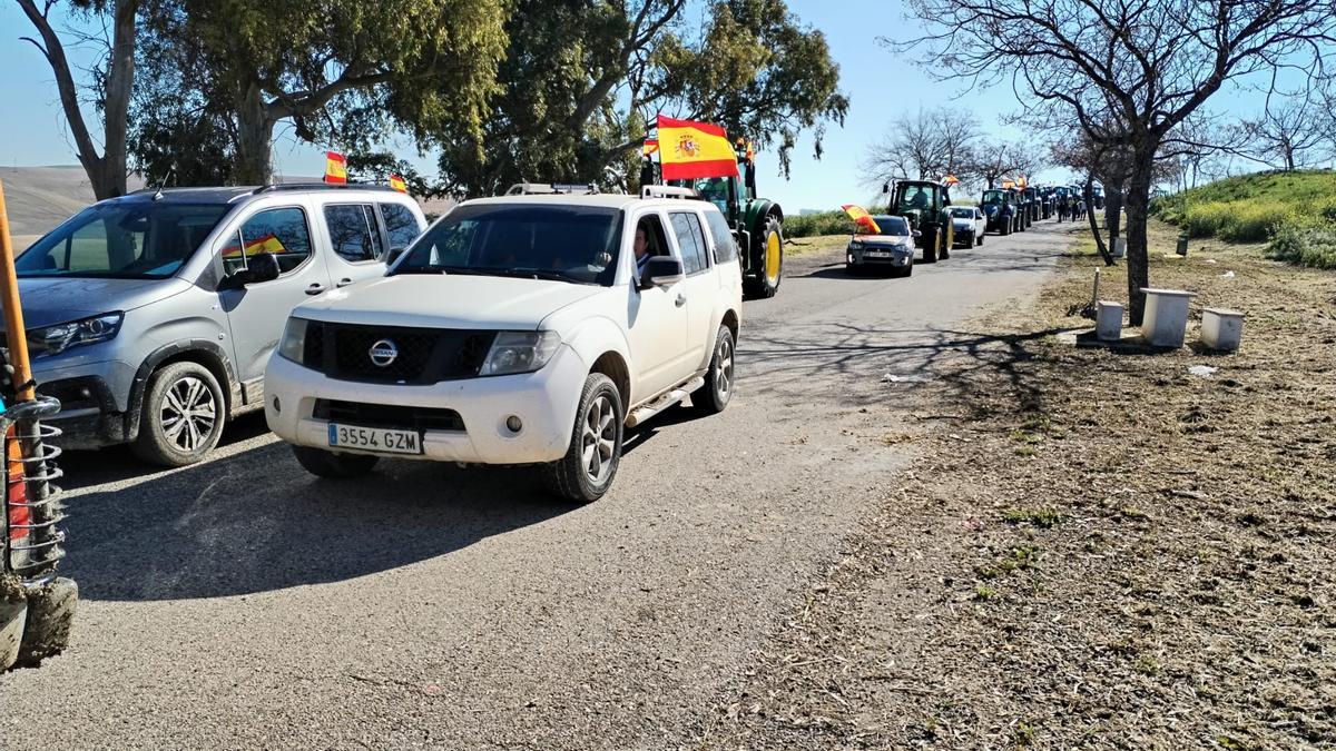 Caravana de tractores procedente de Castro del Río.