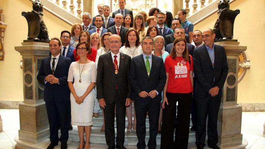 La imagen muestra a todos los concejales del Ayuntamiento de Málaga en el día de su constitución.