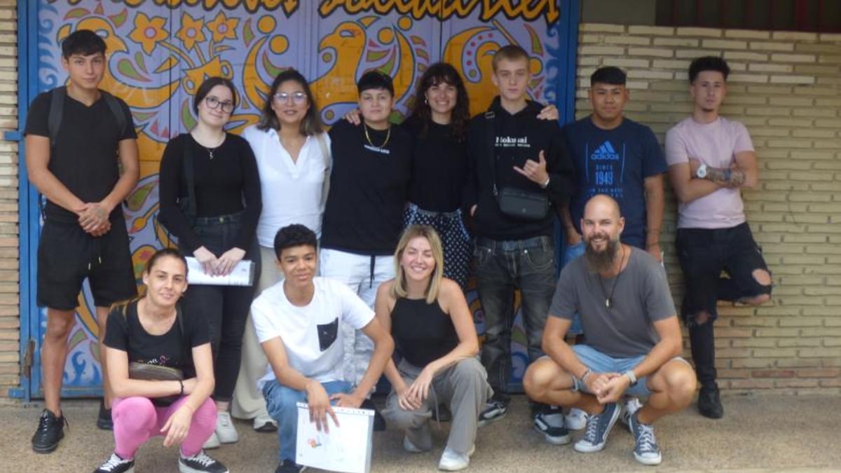 Foto de grupo de parte del equipo de Iniciatives Solidàries con alumnos y alumnas del programa «Abriendo puertas».