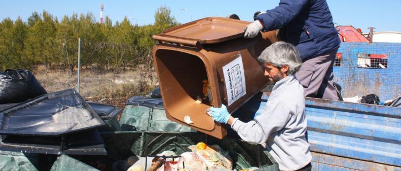 Usuarios depositando residuos en las composteras de una planta del COR. | LEVANTE-EMV