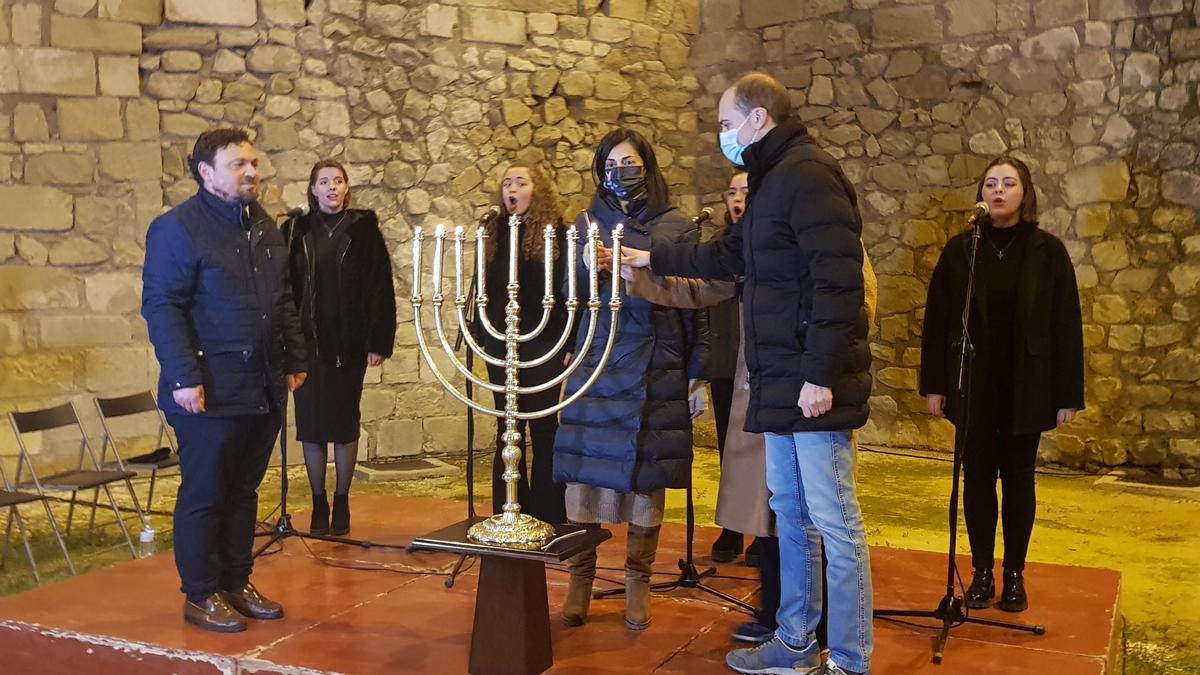 Encendido de luces en el que han participado los hermanos del concejal fallecido Manuel Lara Cantizani.