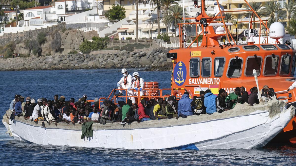 Llegada al puerto de Arguineguín (Gran Canaria) de los más de 150 ocupantes de un Cayuco
