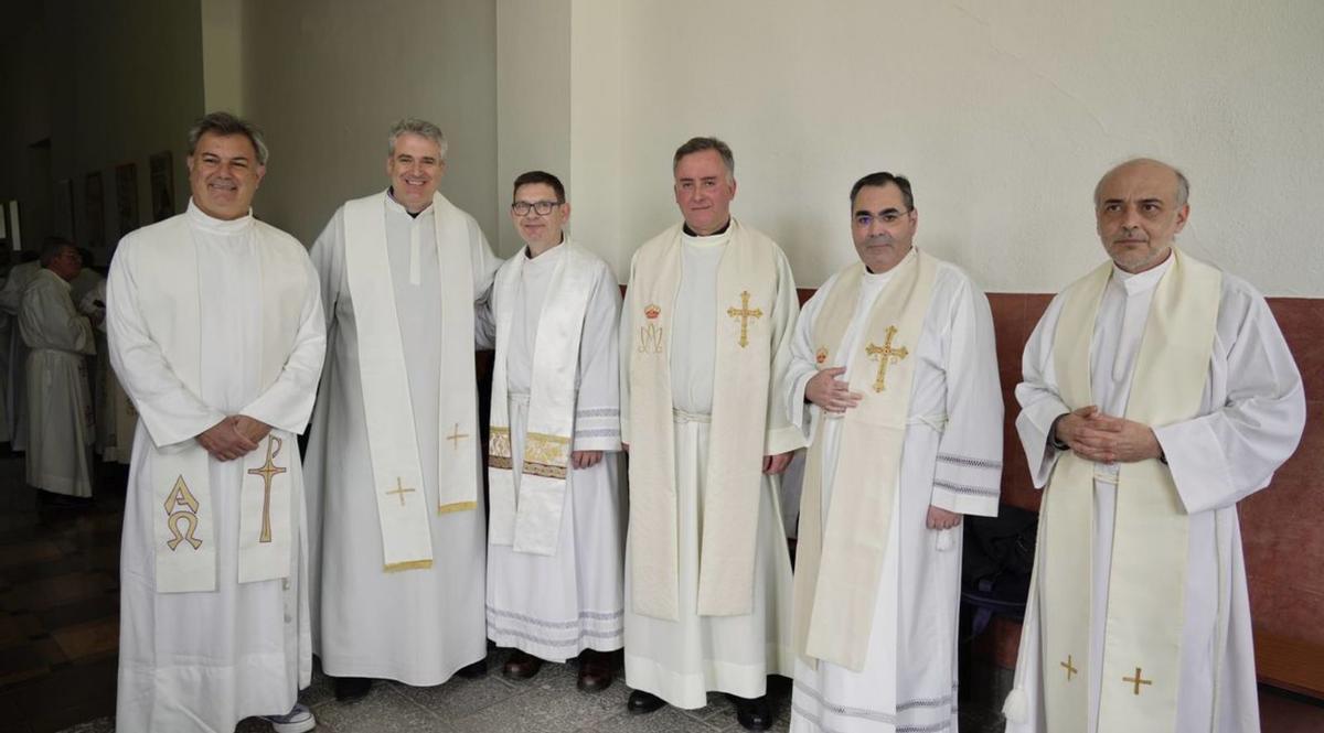 Por la izquierda, Arturo García, Rodrigo Sevillano, Alfonso Abel, Alfredo de Diego, Andrés Fernández y José Manuel García, todos ellos ordenados sacerdotes hace 25 años. En la imagen de la derecha, José Ramón Garcés, José Luis López, José Manuel Coviella, Manuel Robles y Miguel Ángel Coviella, que cumplen sus bodas de oro. | Mario Canteli  