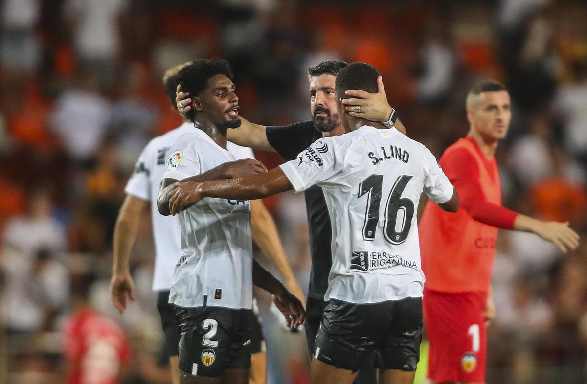 Gattuso saluda a Thierry y Lino tras el partido