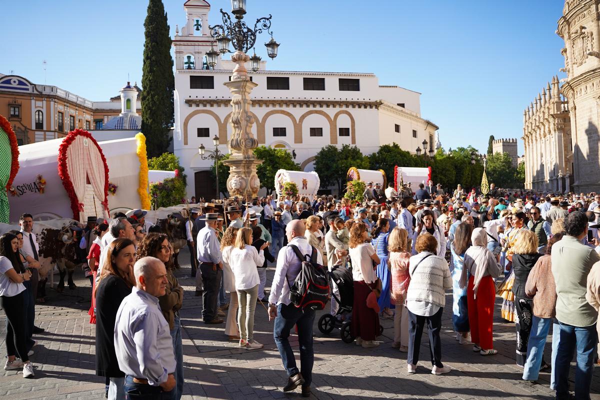 La salida de las hermandades del Rocío de Sevilla, en imágenes