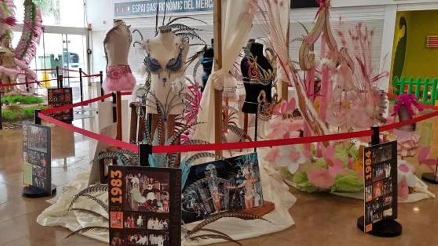 Exposición de trajes de carnaval en el Mercado