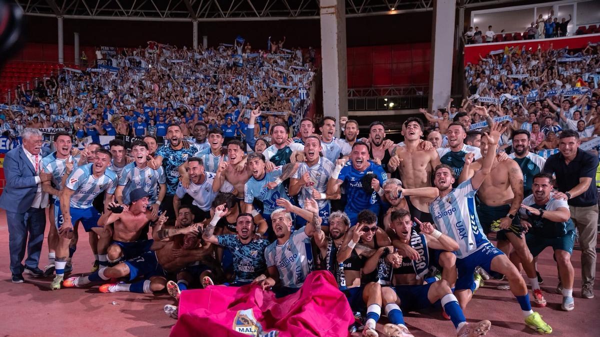 El Málaga CF celebra el ascenso a Primera División en el UD Almería Stadium.
