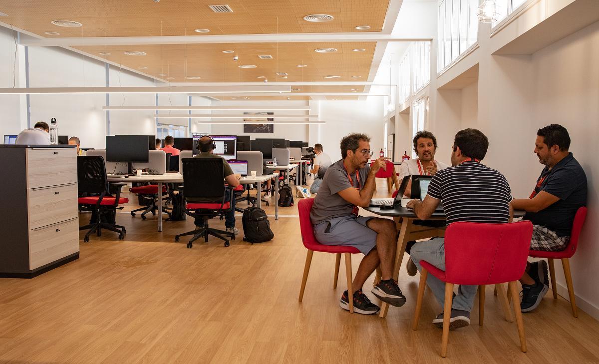 Trabajadores en el Vodafone Innovation Hub de Málaga, en las instalaciones de Martiricos.
