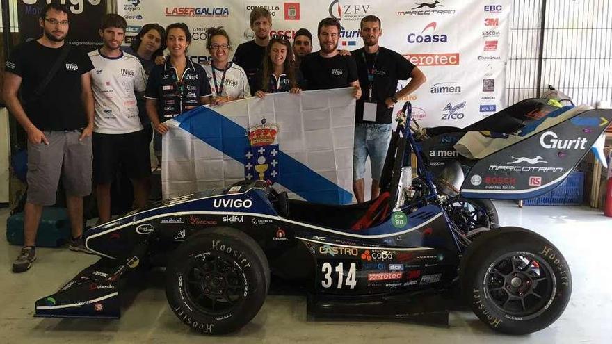 La escudería viguesa al completo, con el UM17 en los boxes de Montmeló . // Fórmula Student Spain