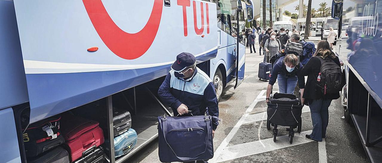 Turistas de TUI a su llegada al aeropuerto de Palma en la pasada Semana Santa.