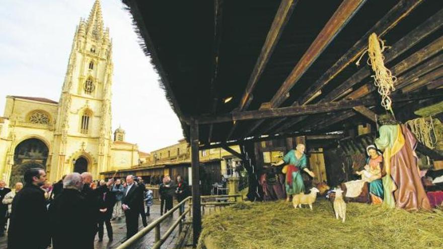 El Alcalde inaugura el belén de la Catedral, «la tradición de una mayoría silenciosa»