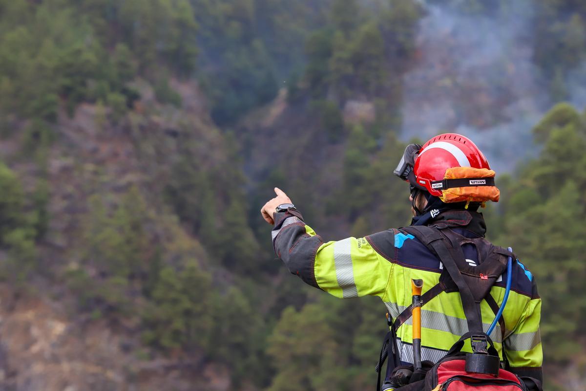 En la imagen, miembros de una cuadrilla de los Equipos de Intervención y Refuerzo en Incendios Forestales (EIRIF), trabajan en las labores de extinción en Tijarafe, este lunes.
