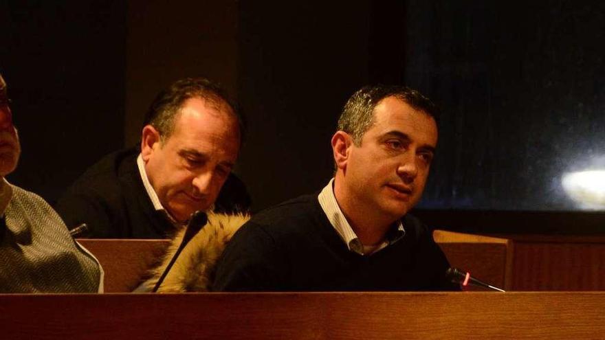 José Enrique Sotelo y Rafael Soliño, en un reciente pleno de la corporación canguesa. // G.Núñez