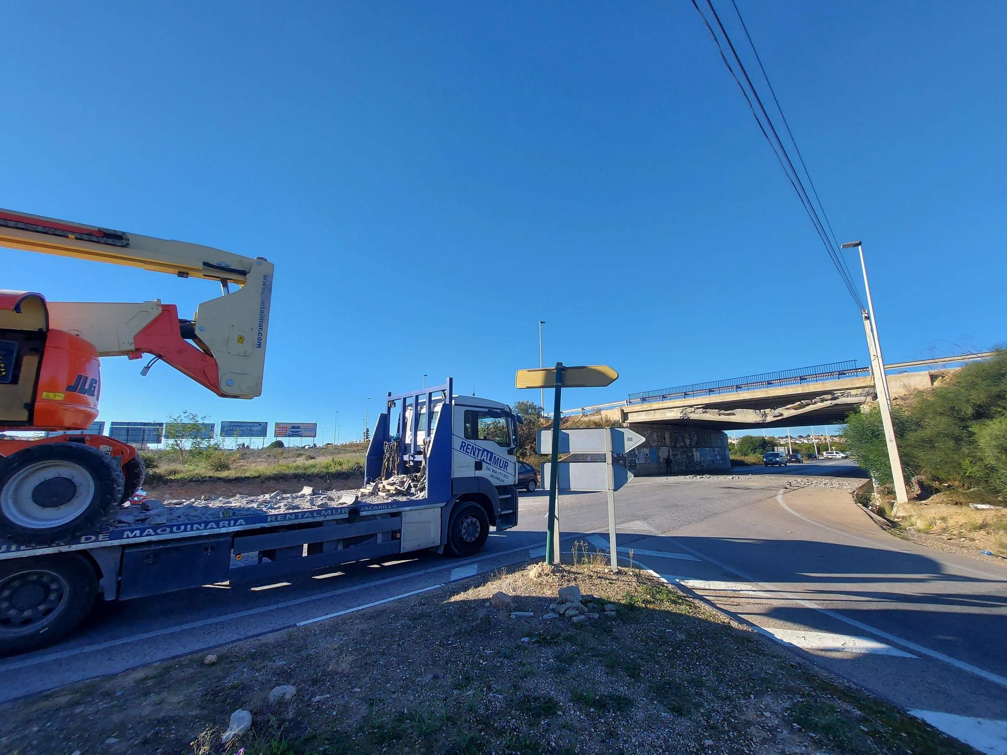 Un camión choca contra el puente de la N-332 sobre la CV-95 a la altura la La Veleta en Torrevieja