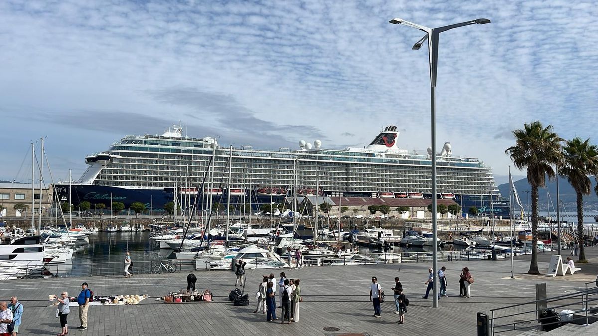 El «Mein Shiff 4», esta mañana en el muelle de Trasatlánticos de Vigo.