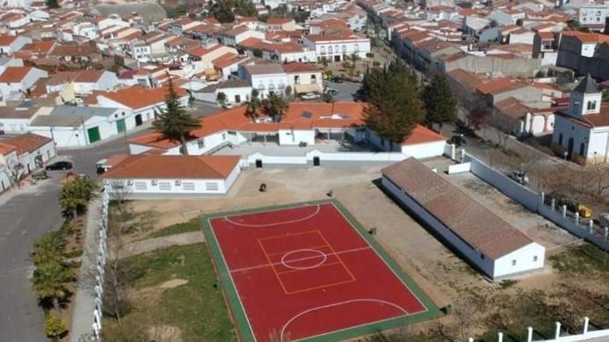 La obra del nuevo gimnasio cierra la intervención integral del Colegio El Llano de Monesterio