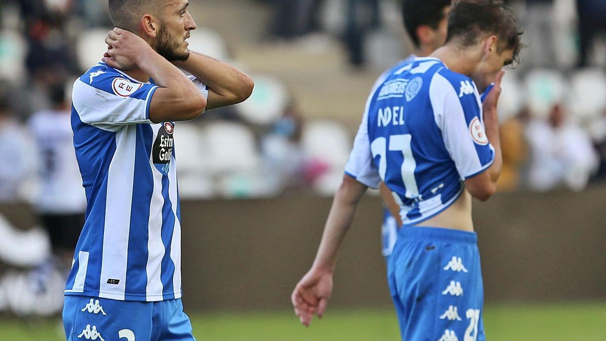 Lapeña se lamenta durante el partido de ayer Irún, con Noel al fondo.  // LOF