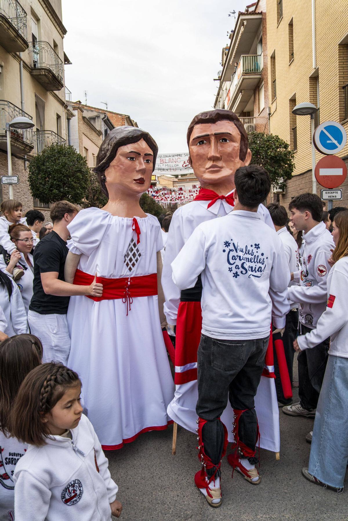 Imatges de l'estrena dels nous gegantons de l'Agrupació Sardanista de Súria, el Miquel i la Maria