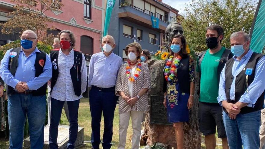 Ofrenda floral, en Arriondas, al fundador de la Fiesta de las Piraguas