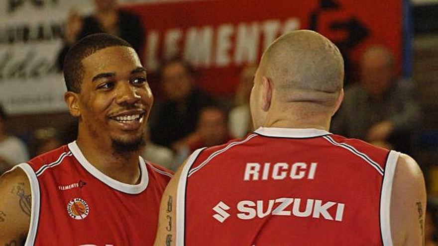 Rodney White i Ricci, l&#039;abril del 2006, quan es va vèncer el Tau per 104-92