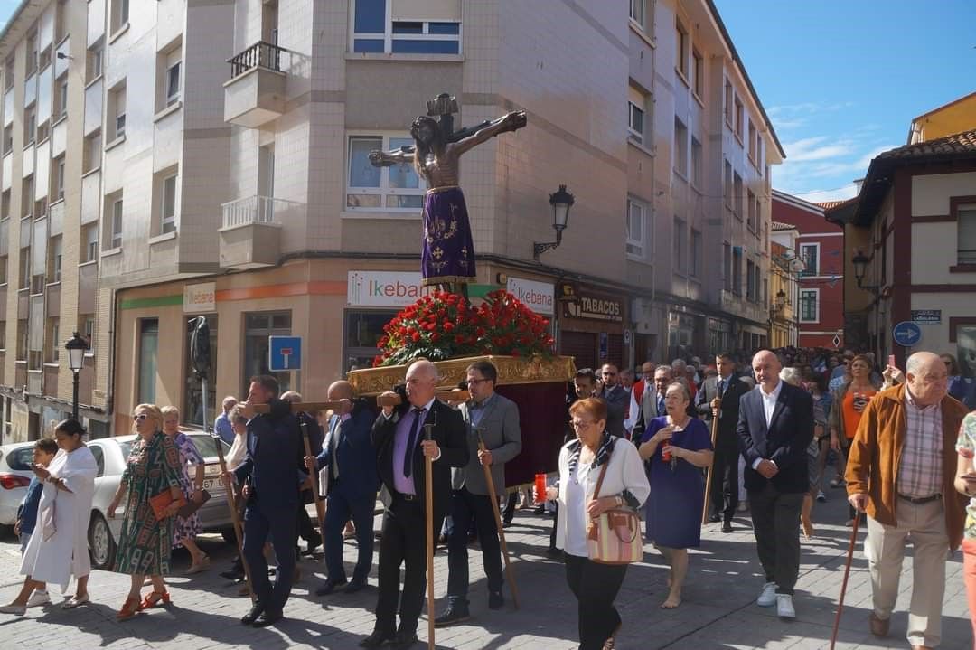 Candás vuelve a vibrar con la procesión del Cristo: así se vivió una de las citas más emblemáticas de la villa