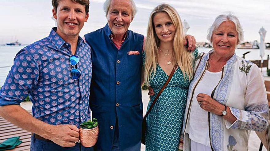 El cantante James Blunt, su padre Charles Blunt, Sophia y Jane Ann Darran.