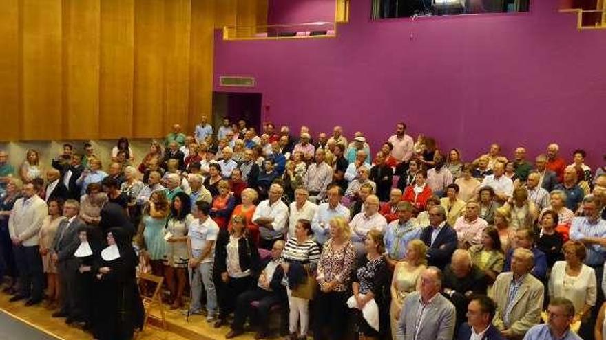 Público asistente al nombramiento, guardando un minuto de silencio por el edil llanisco Javier Ardines.