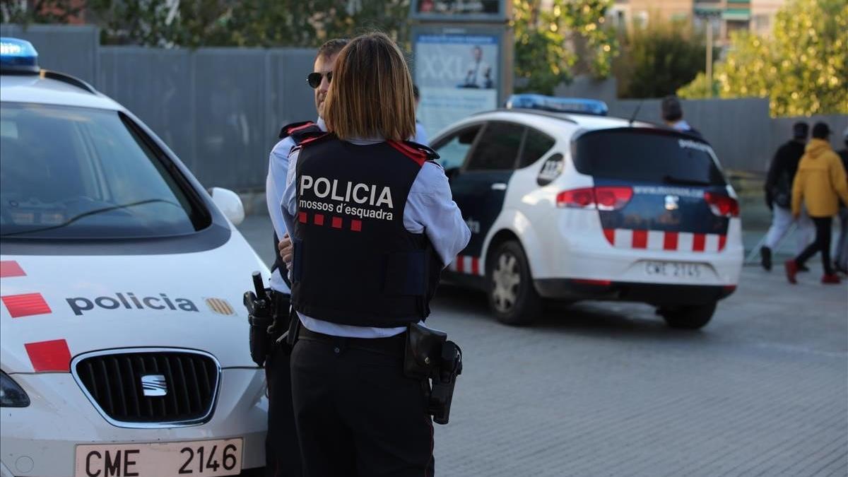 Agentes de los Mossos en la estación de metro de Can Peixauet de Santa Coloma de Gramenet.