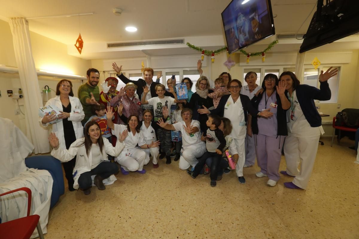 Yunke y Mel i Xispa llevan regalos y alegría a los niños del Hospital General