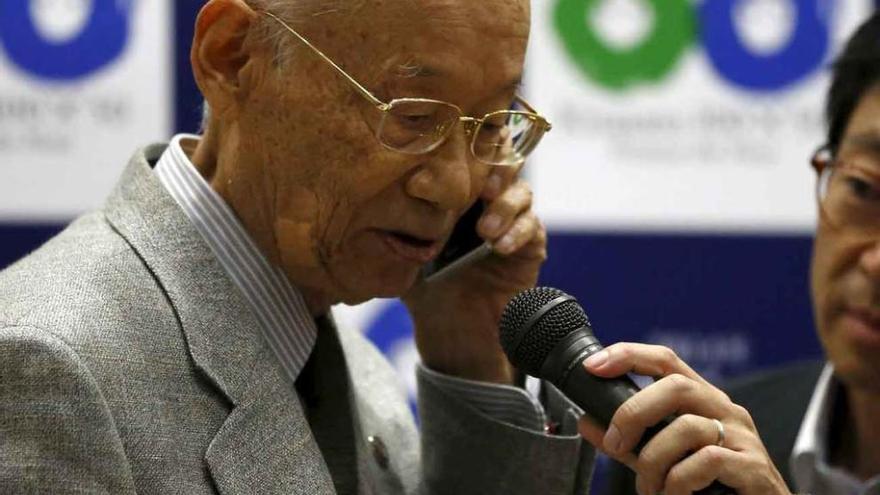 De izquierda a derecha, Satoshi Omura, ayer en Tokio; William Cambell, en Andover (EE UU) sorprendido por una gaita irlandesa, y Tu Youyou, la primera mujer china premiada con el Nobel. Fotos Reuters/Efe